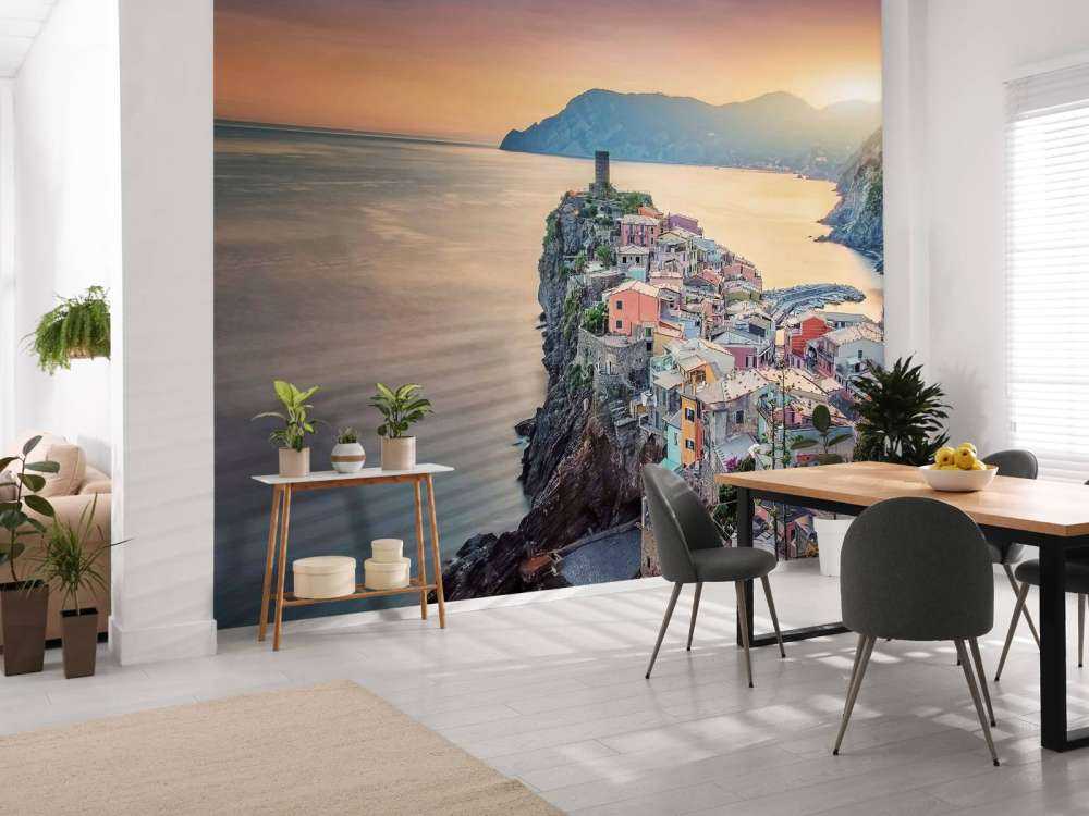 Zonsondergang boven kleurrijke kustrotsen