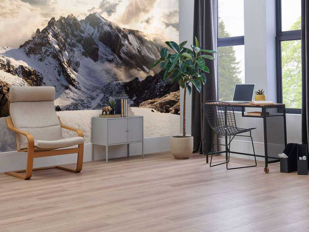 Zonlicht Over Besneeuwde Bergkam