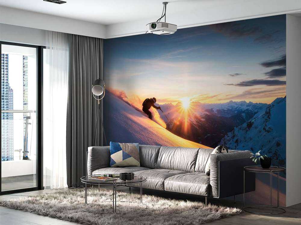 Skiër in de vurige bergzon