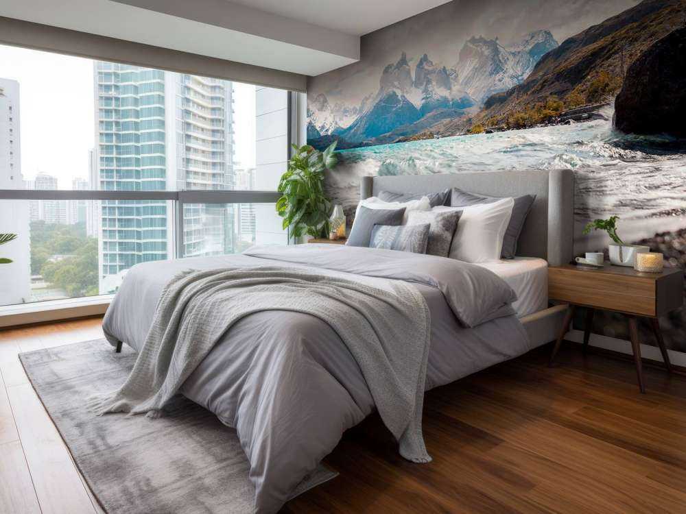 Turquoise bergmeer met golvende kust