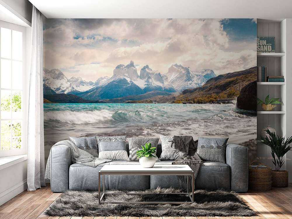 Helder gletsjermeer met bergtoppen