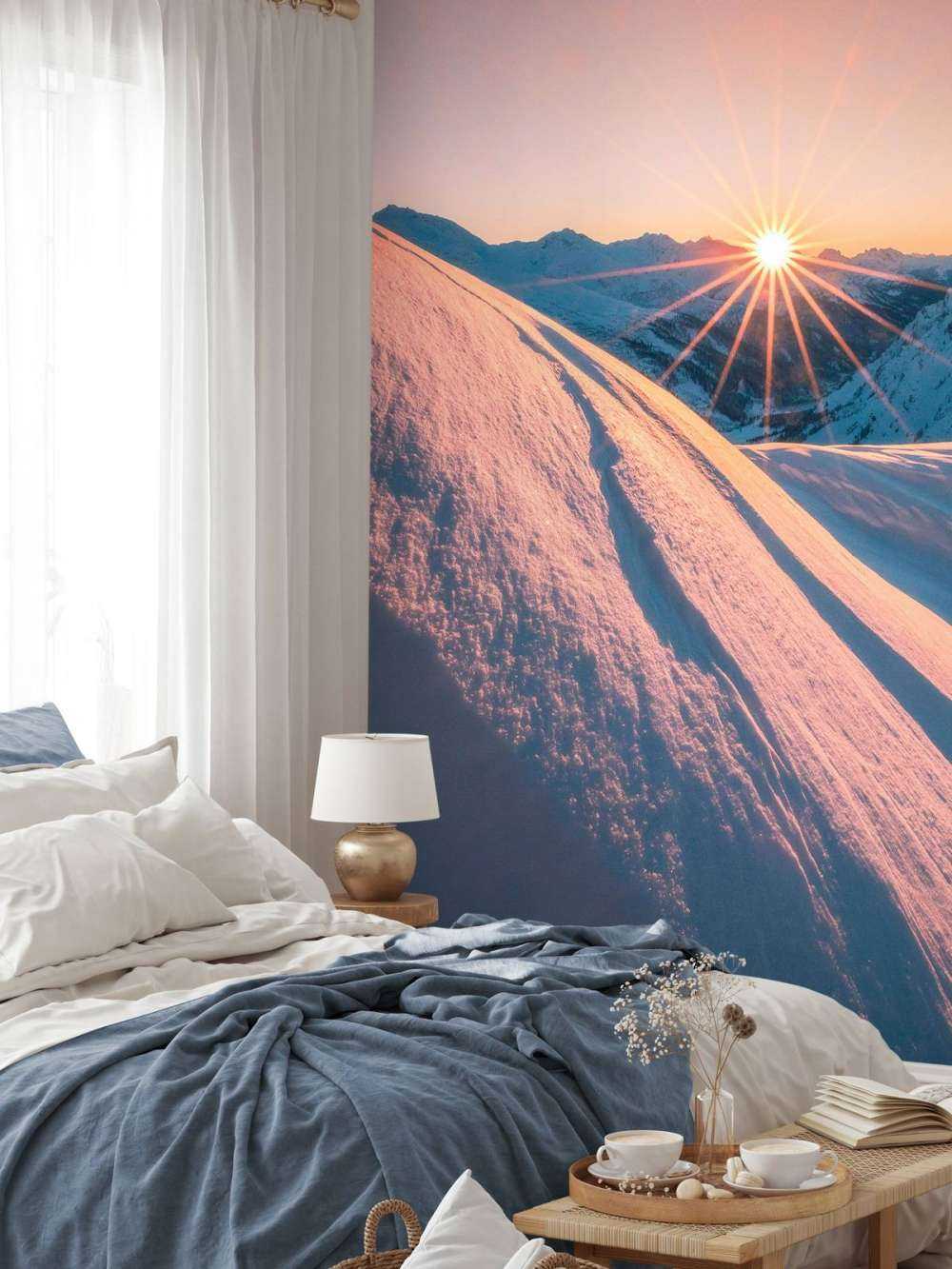 Zonlicht over besneeuwde helling