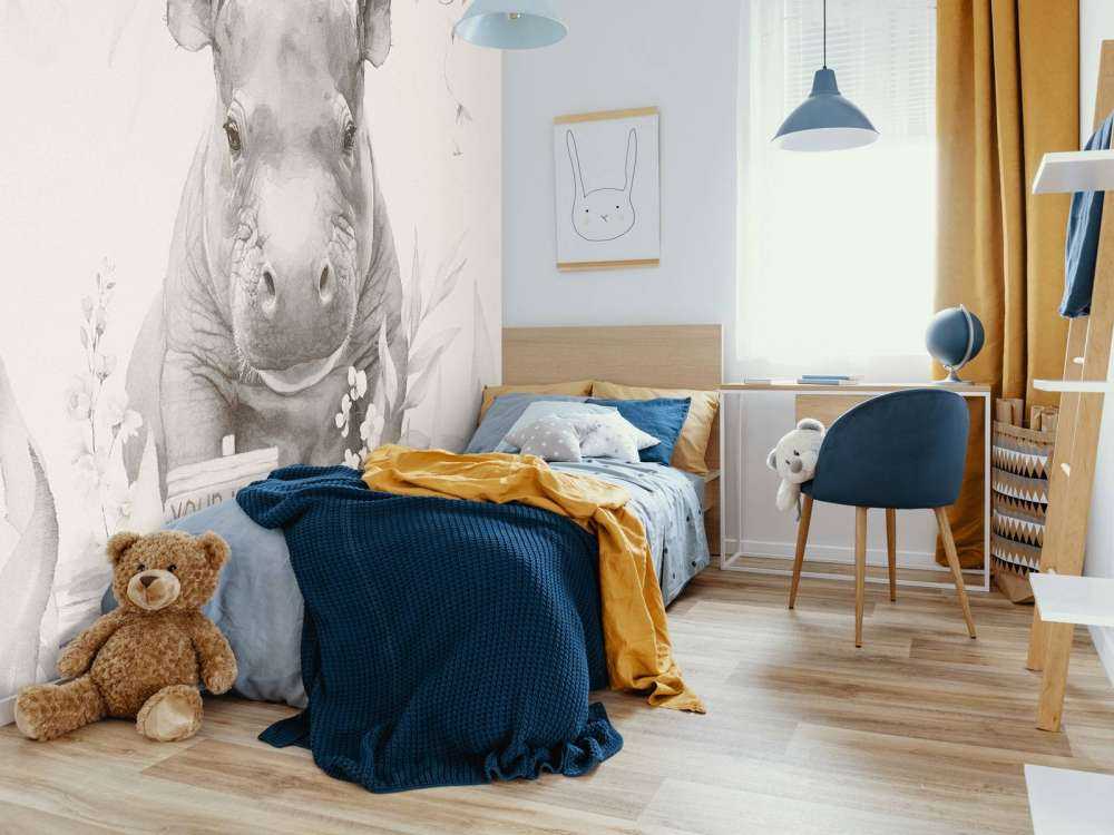 Baby nijlpaard in de bladeren beige