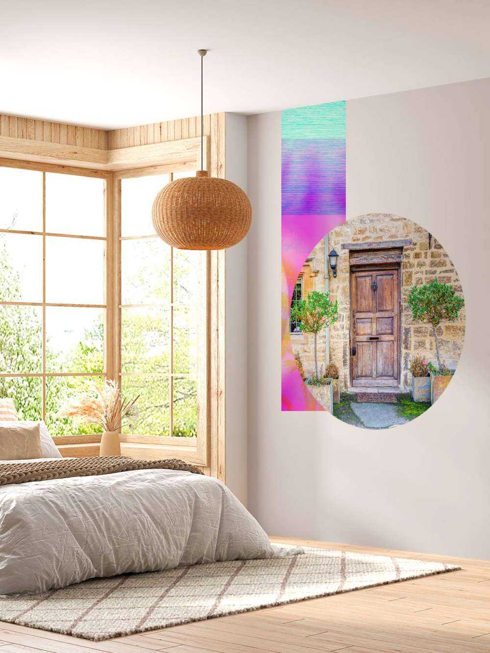 Rustieke houten deur in steenmuur