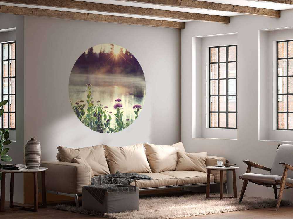 Dampend meer met bloemen