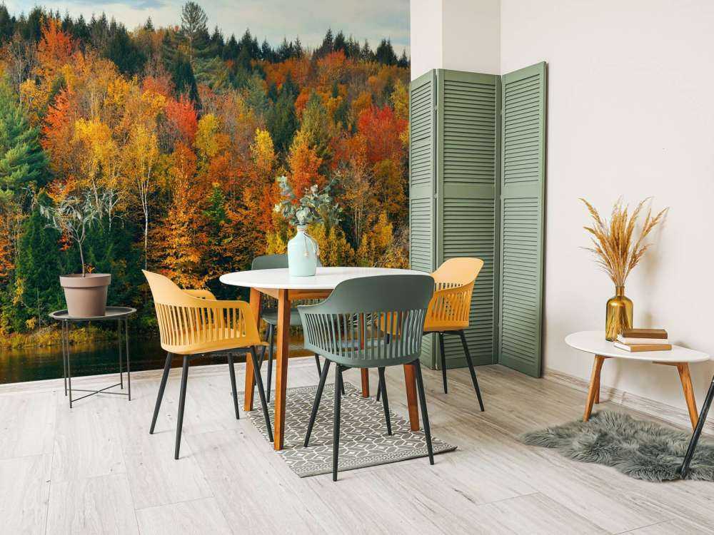 Meer met herfstbomen