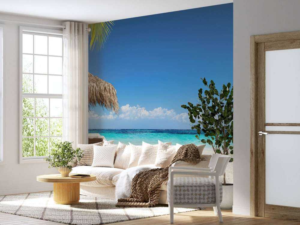 Stoelen en parasol op tropisch strand