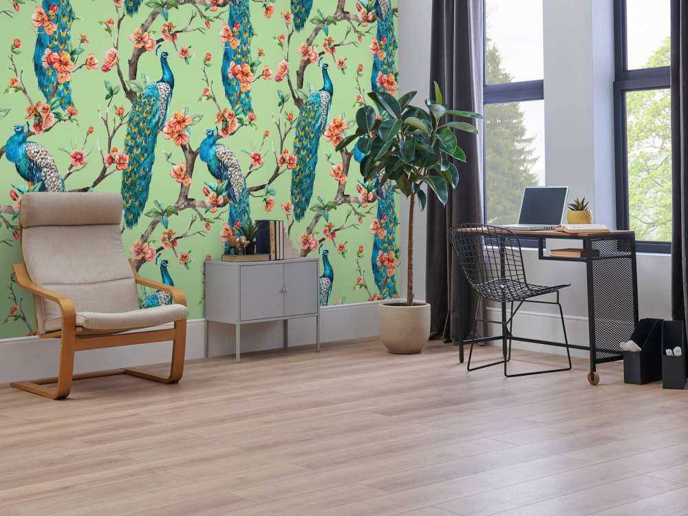 Pauw met tuinbloesem