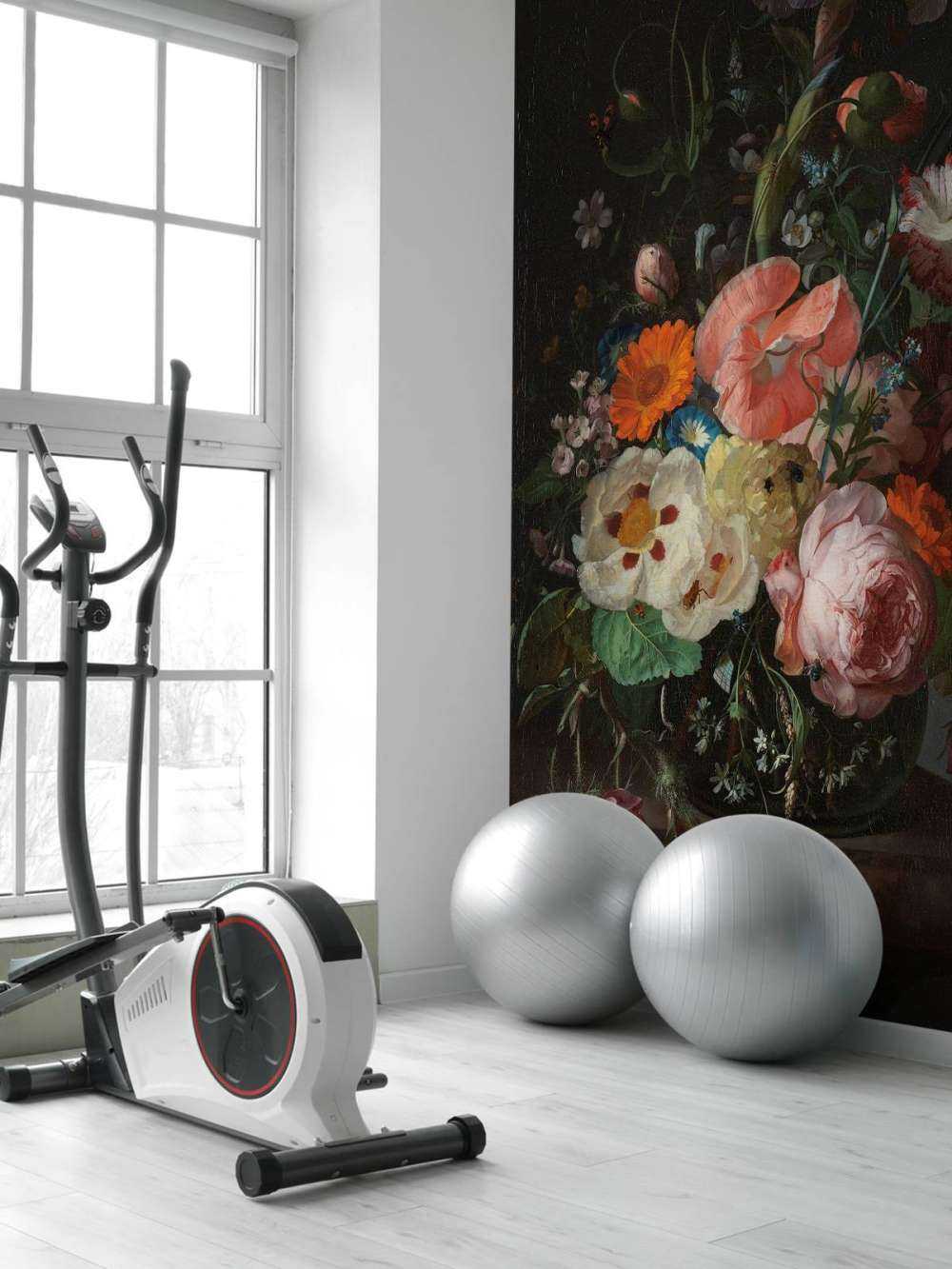 Stilleven met bloemen op een marmeren tafelblad