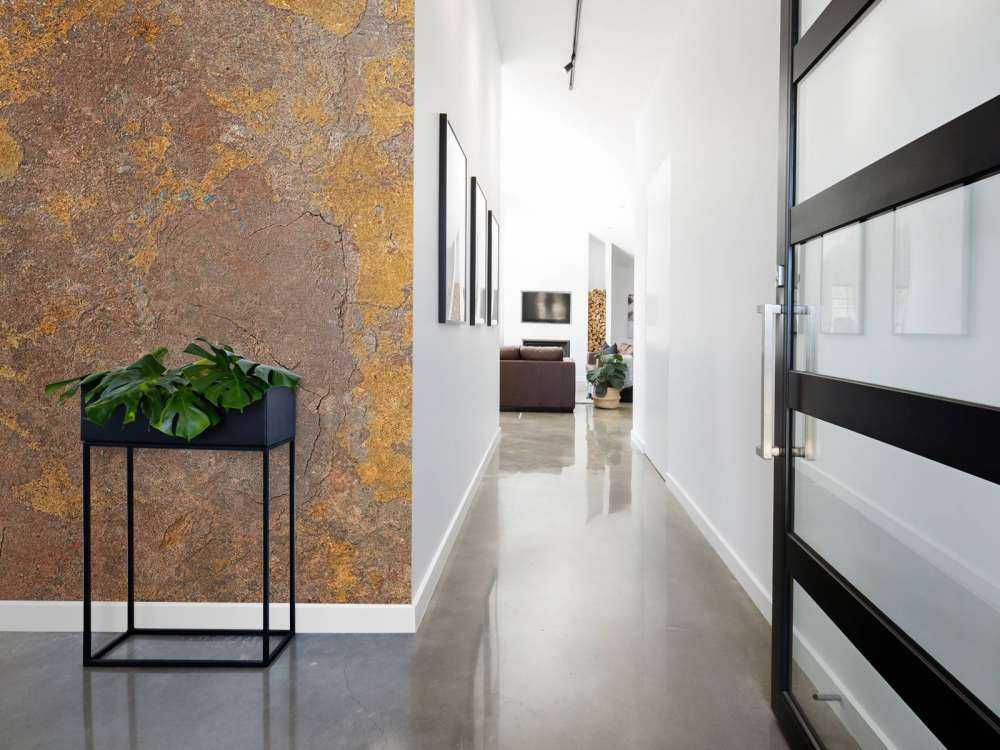 Oude muur met gele stuc