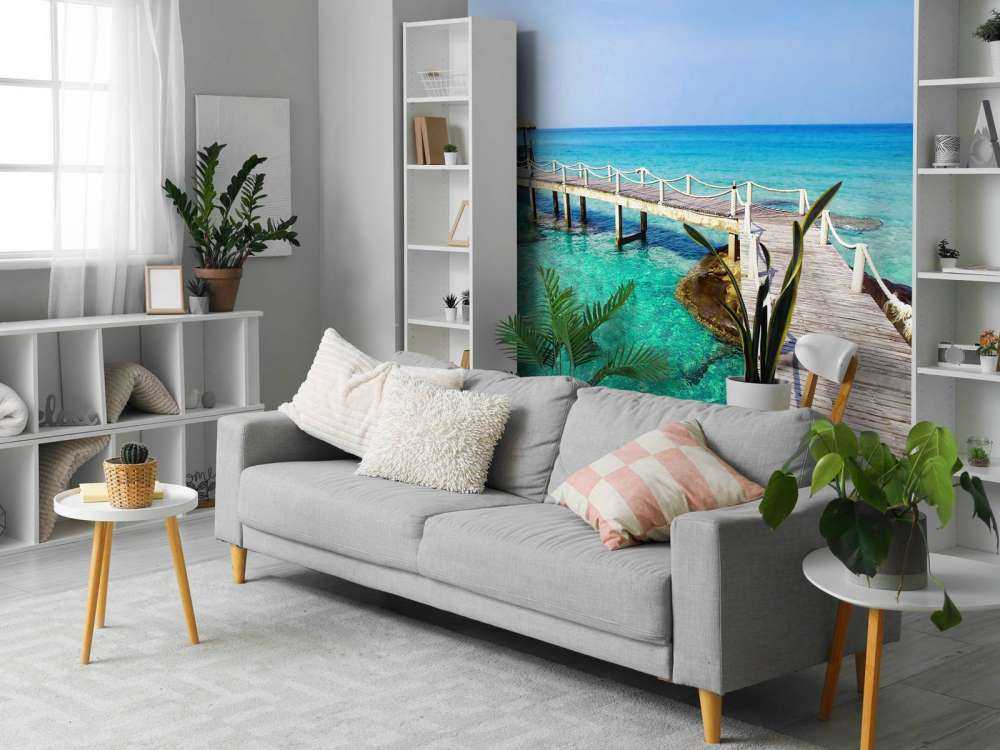 Zeesteiger op helder zeewater