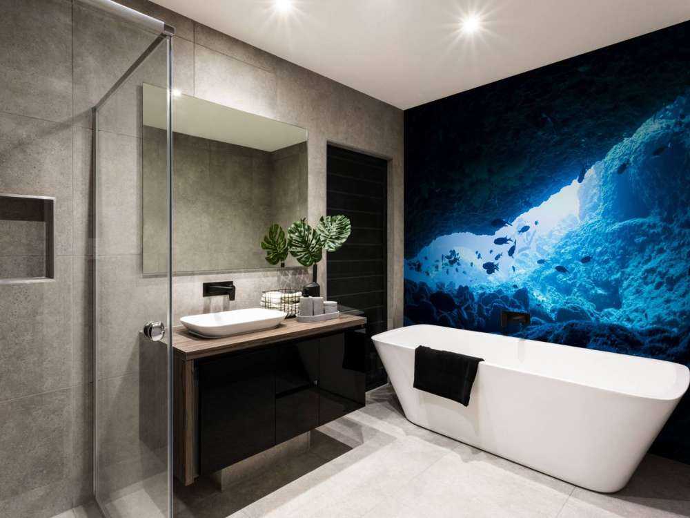 Smalle grot met vissen