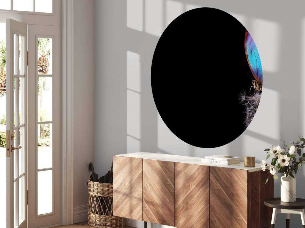 Blauwe vlinder op een paardenbloem