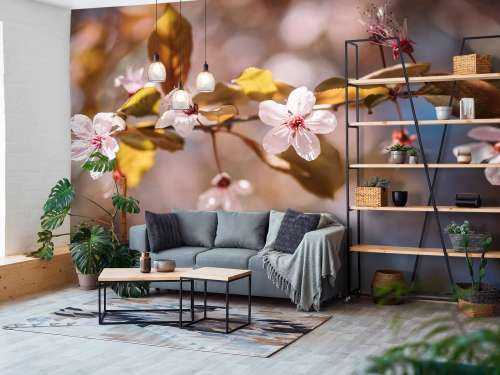 Roze bloesems en bruine bladeren