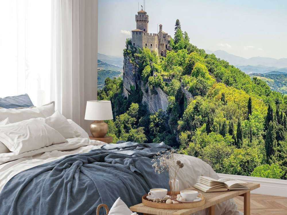 Bergkasteel boven groene heuvels