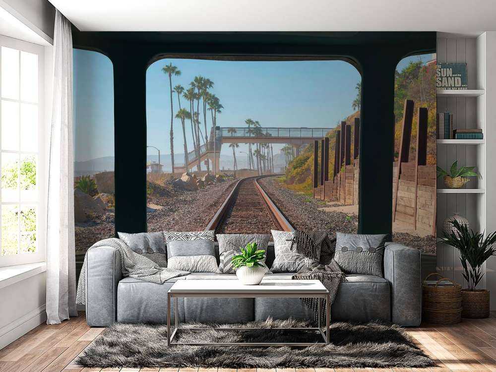 Spoorlijn langs palmenkust