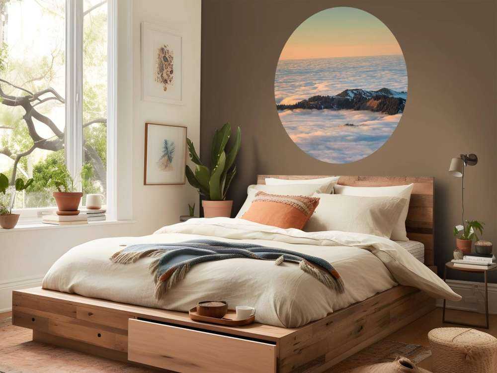 Bergkam drijvend in wolkenzee