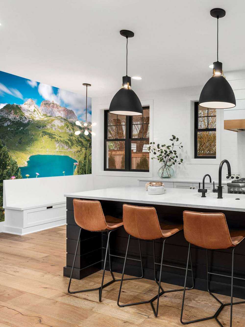 Bloemenweide aan helder bergmeer