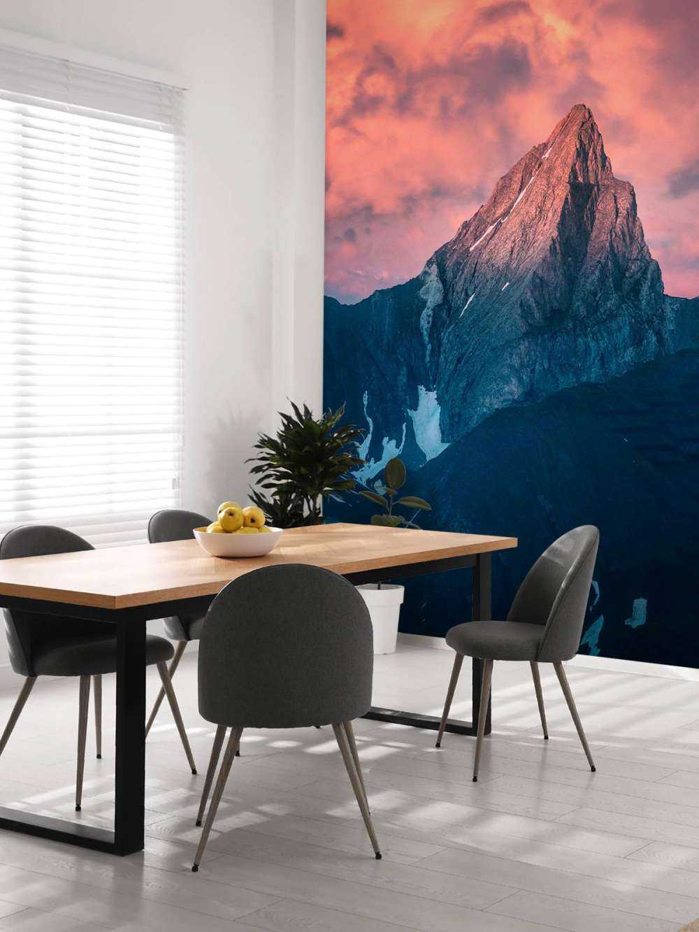 Bergspits in vurige schemer