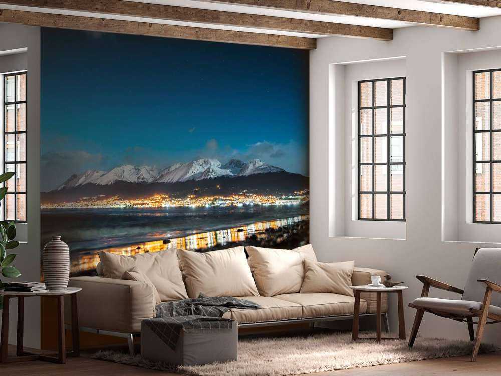 Nachtlicht aan besneeuwde kust