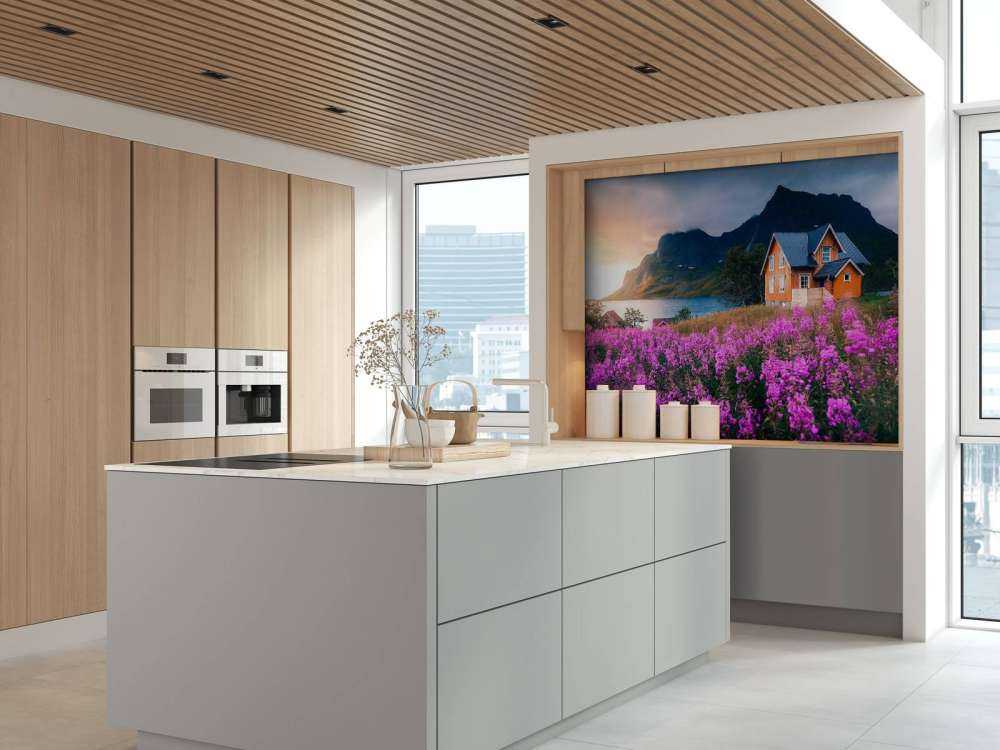 Oranje huis aan paarse fjord