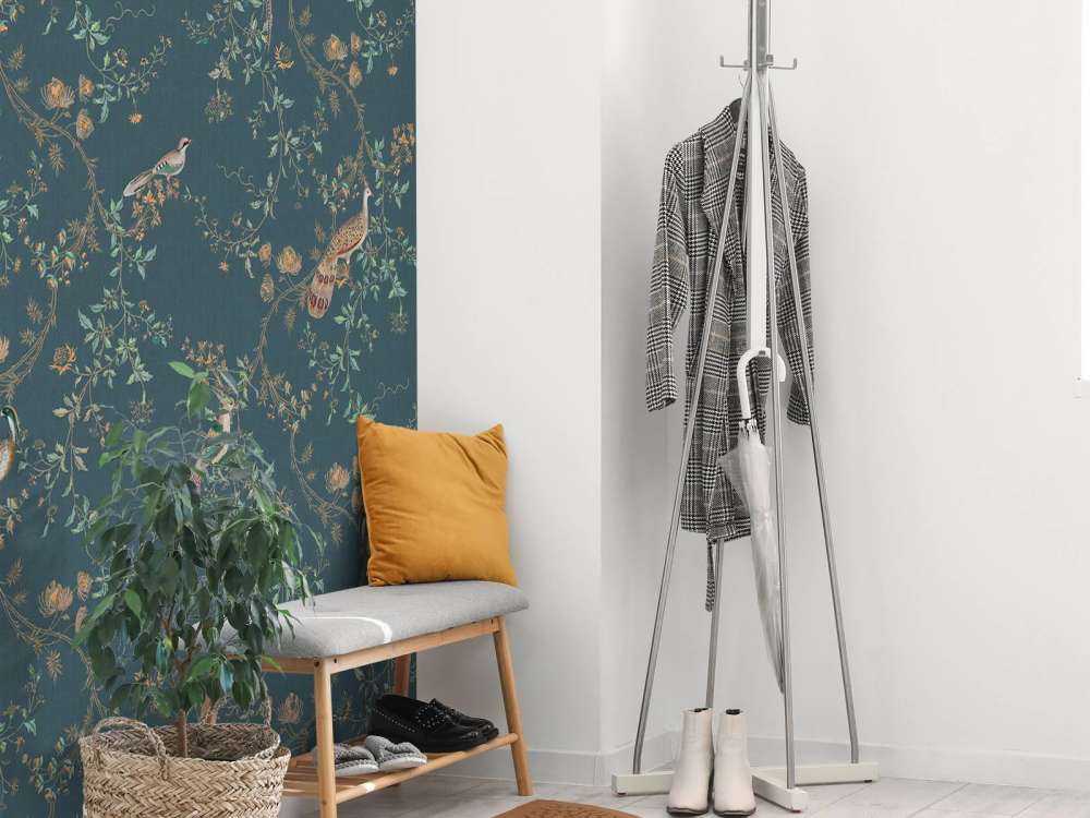 Fazanten in nachtblauwe bloemenweelde