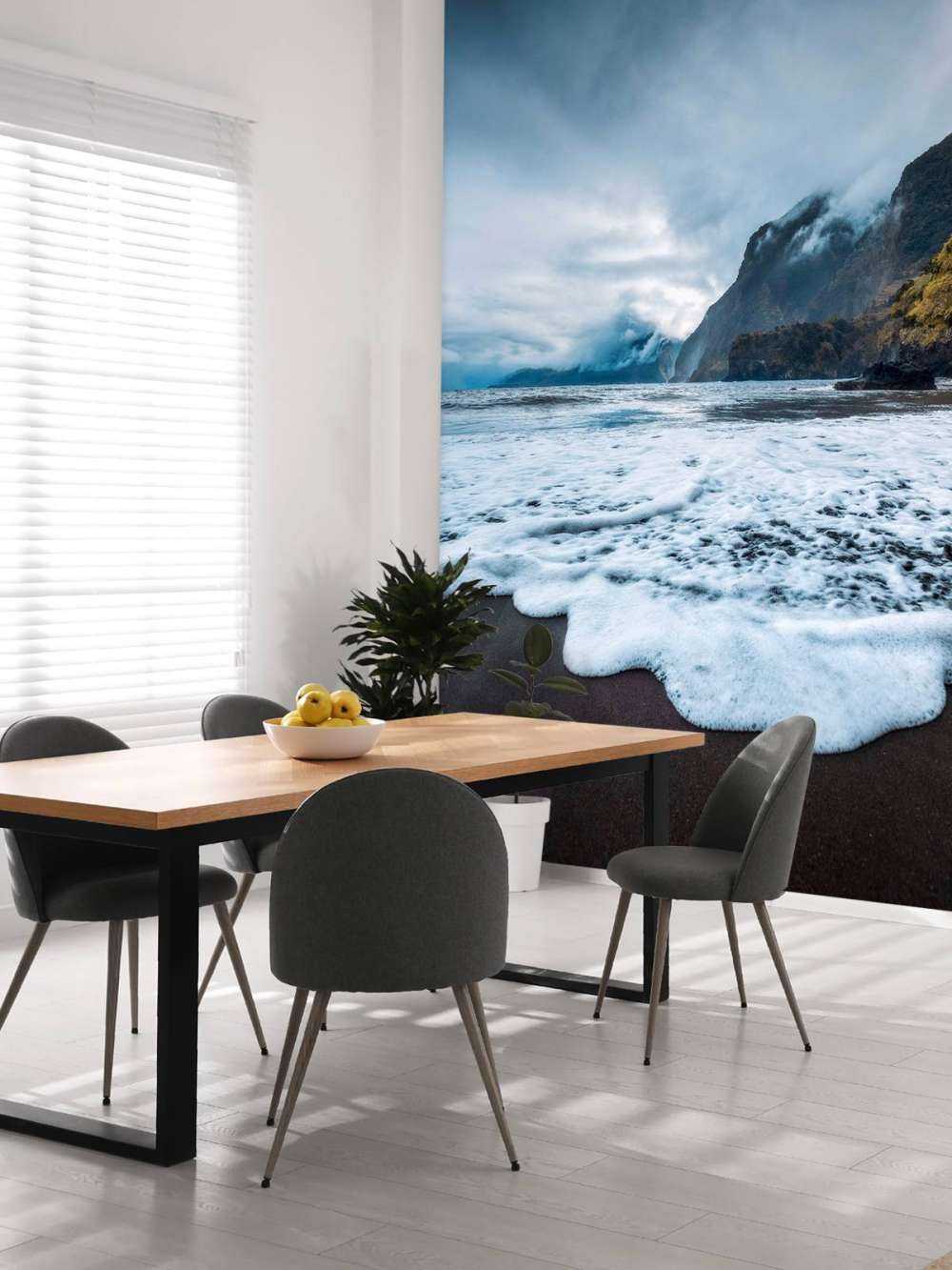 Dramatische kust met mistige kliffen