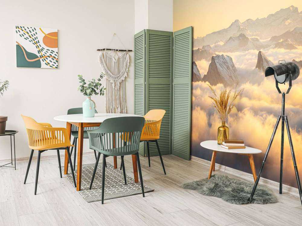 Bergpieken boven gouden wolkenzee