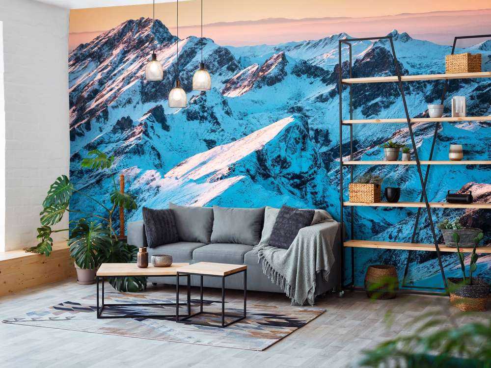 Zonsopkomst over besneeuwd bergmassief