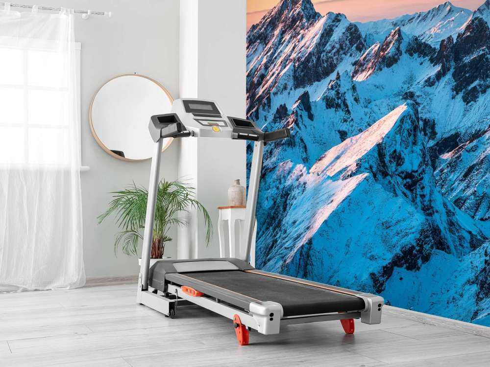 Zonsopkomst over besneeuwd bergmassief