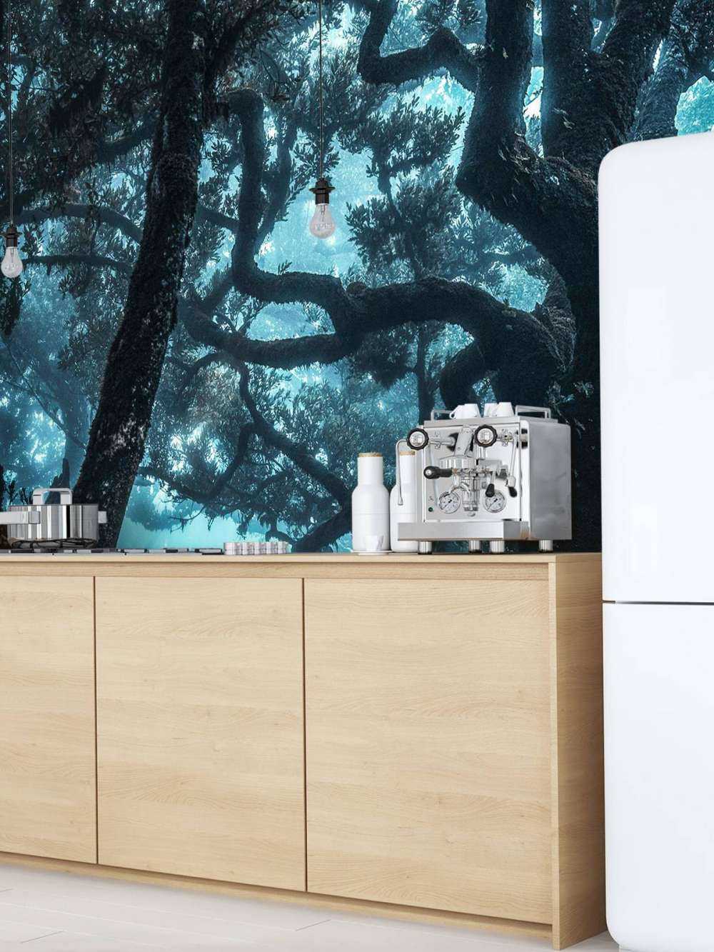 Mystiek silhouet in nevelwoud