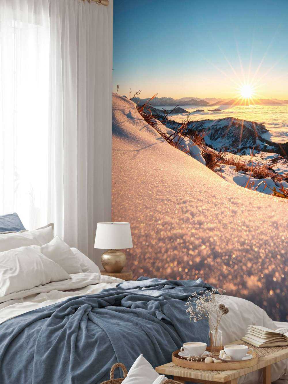 Zonlicht over besneeuwde alpenhelling