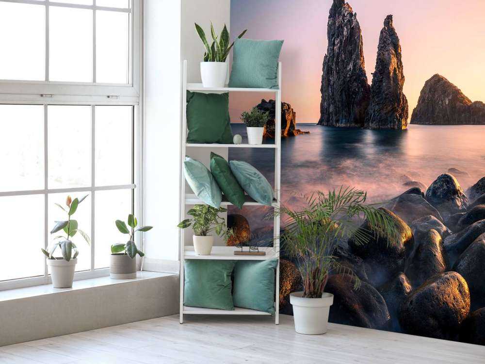 Avondlicht aan rotsige kustlijn