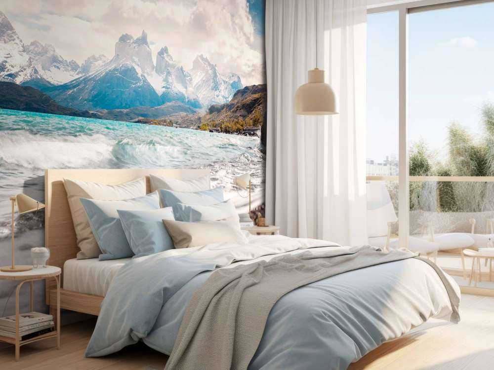 Helder gletsjermeer met bergtoppen