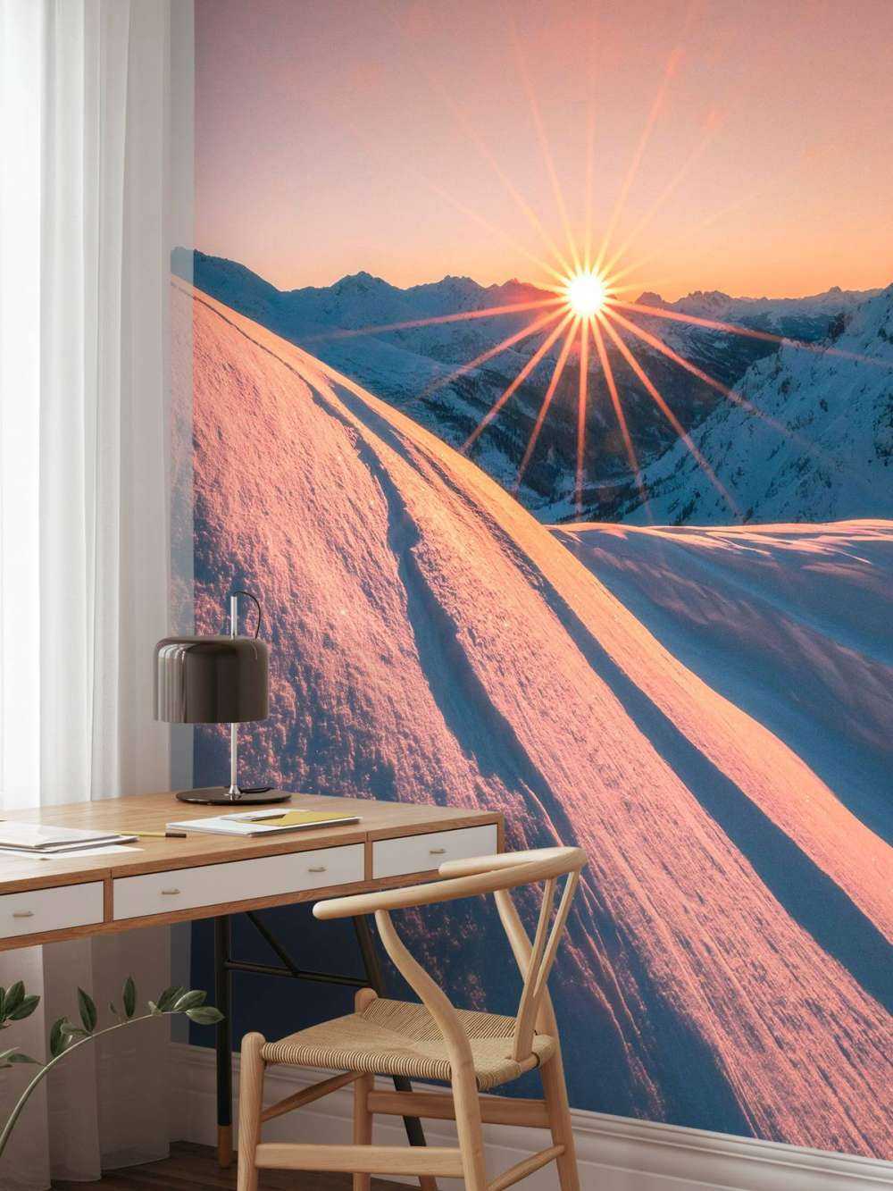 Zonlicht over besneeuwde helling