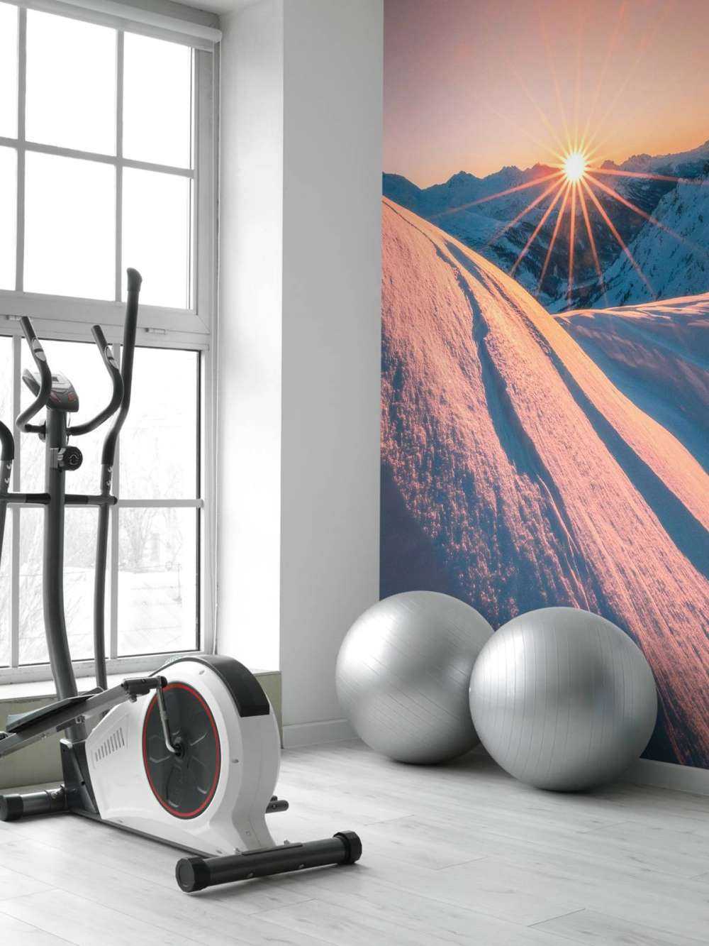 Zonlicht over besneeuwde helling