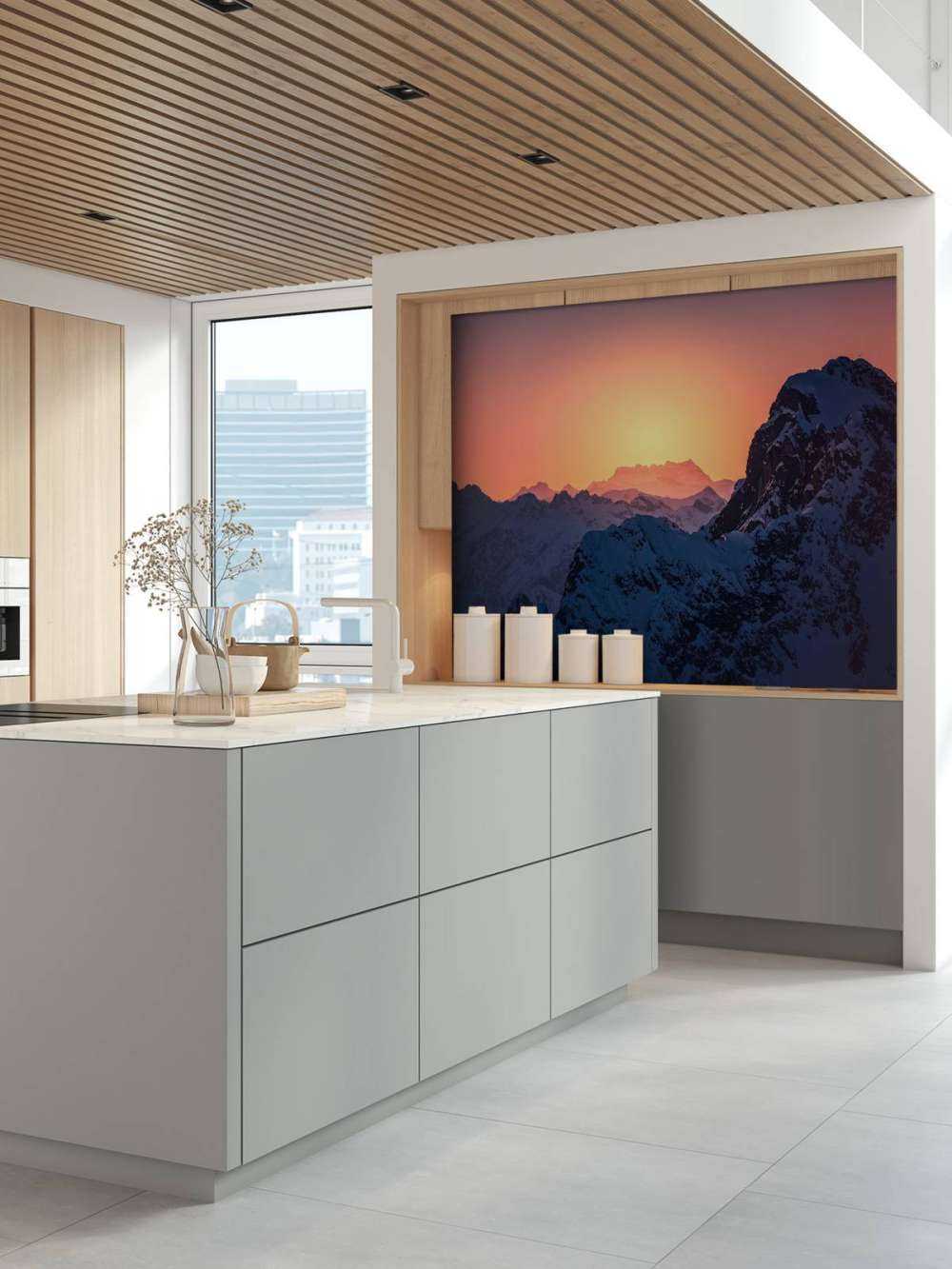 Besneeuwde bergtop bij vurige zonsopkomst