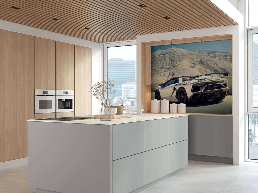 Witte supercar op bergpas