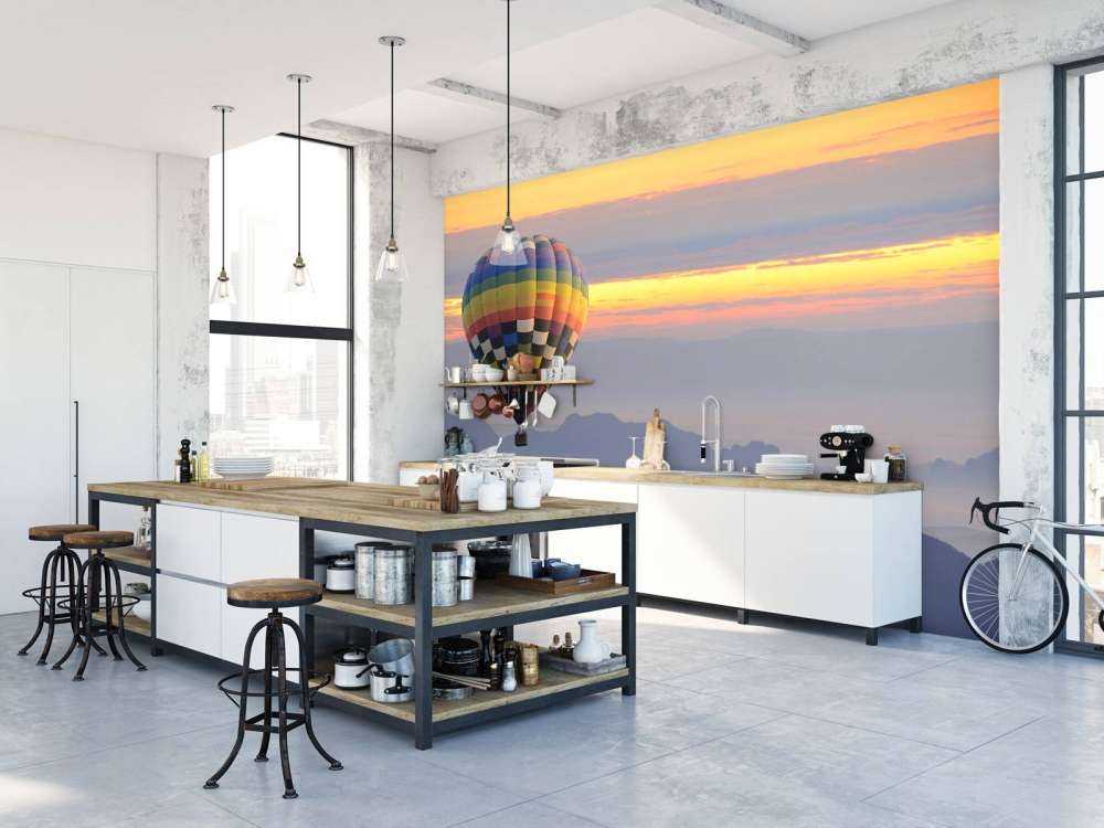 Luchtballon bij zonsondergang