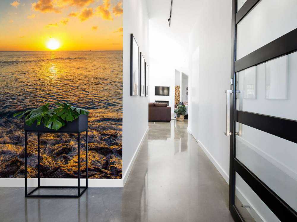 Luchtballon boven zee bij zonsondergang