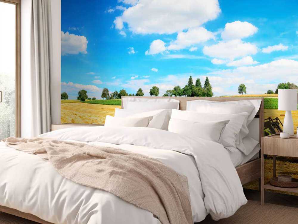 Tractor verplaatst hooibalen