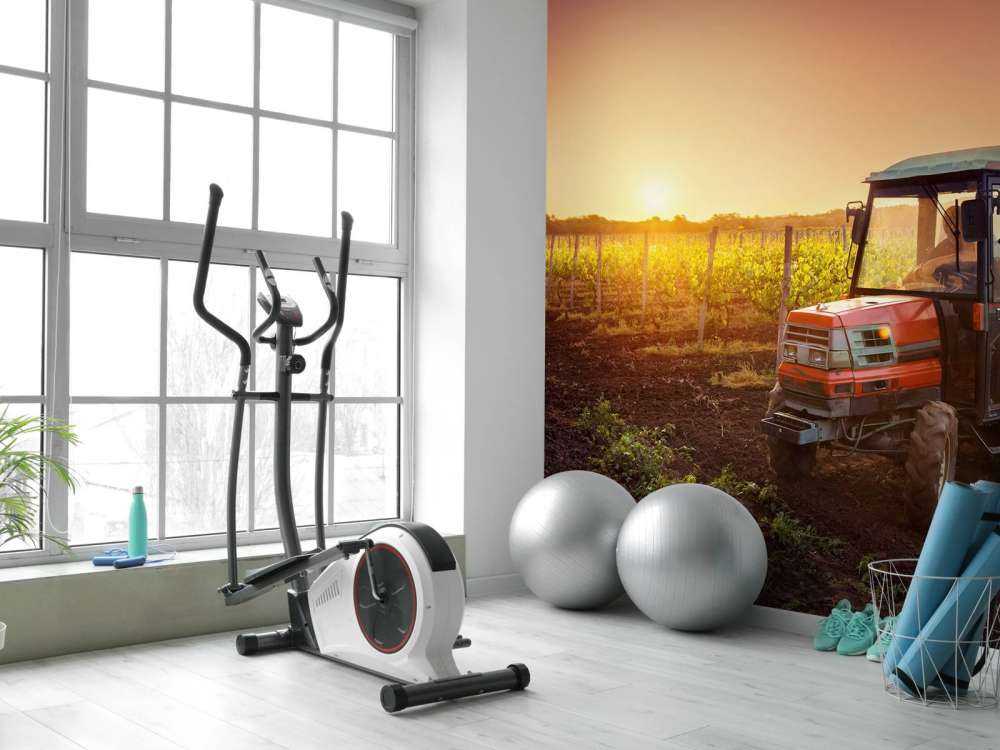 Tractor bij zonsondergang