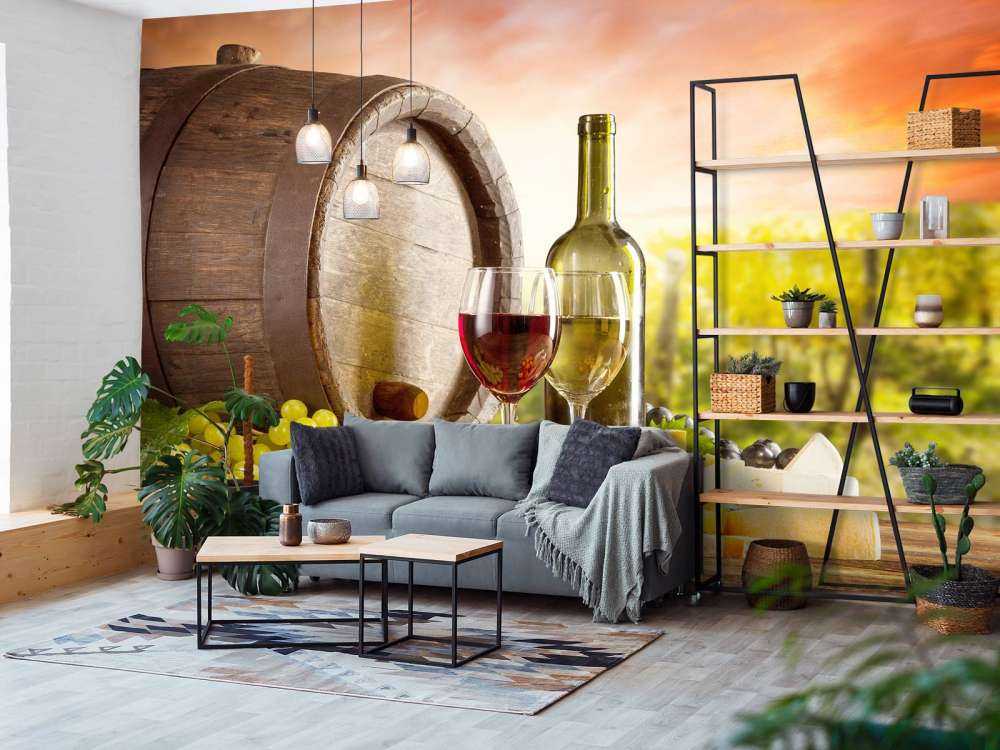 Wijngaard met wijn en kaas op de voorgrond