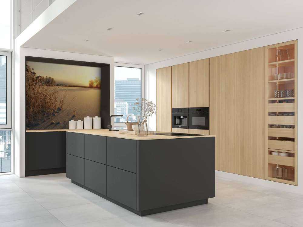 Riet op het strand bij zonsondergang