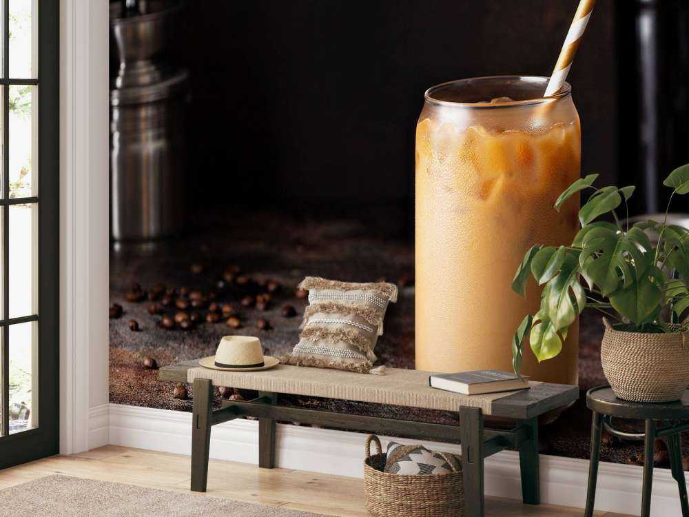 IJskoffie op een tafel vol koffiebonen