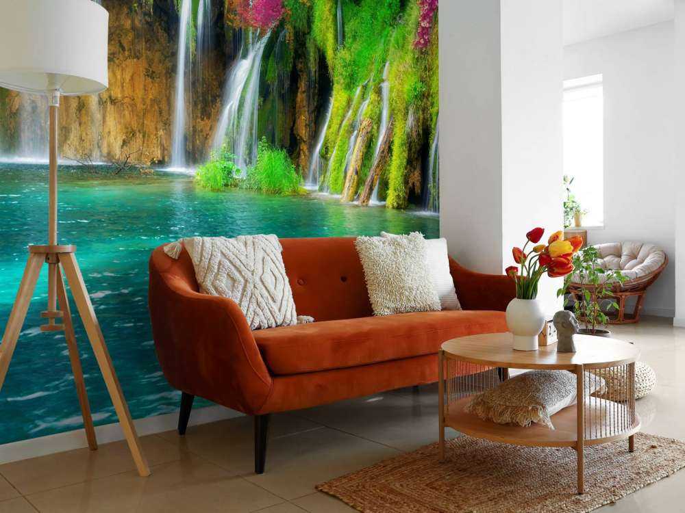 Exotische waterval met kleurrijke bloemen