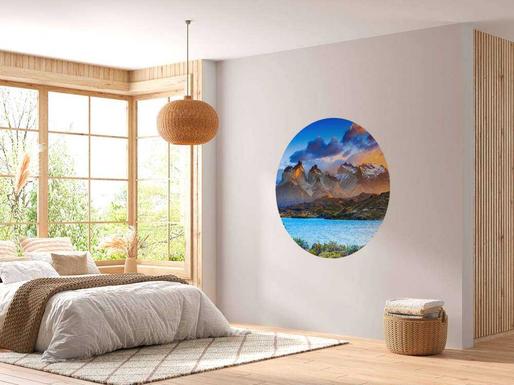 Vulkaan met een meer op de voorgrond