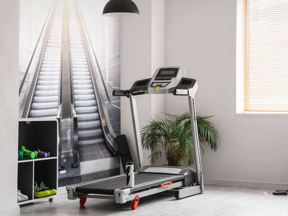 Moderne roltrap in een steegje