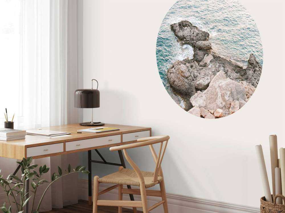 Blauw water met rotsen