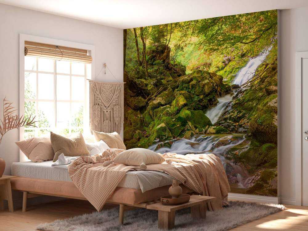 Waterval midden in het bos